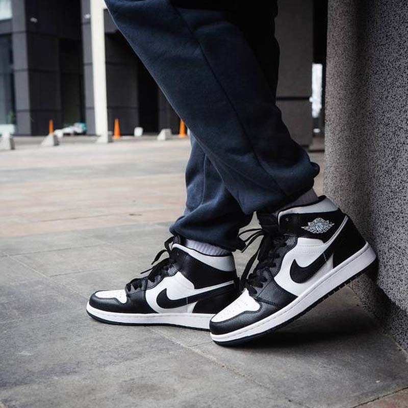 Jordan Retro 1 Clasica Blanca con negro PANDA